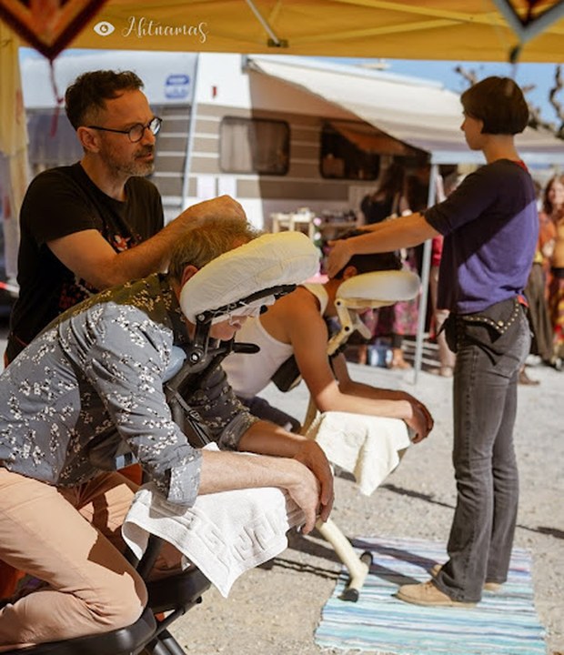 Julien réalise un massage assis lors d'un événement en extérieur